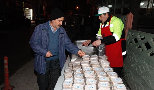 Odunpazarı Belediyesi Üç Aylar ve Regaip Kandili Nedeniyle Helva Dağıttı