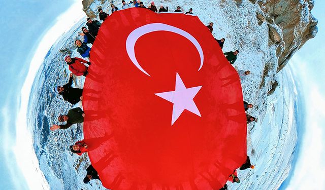 40 Kişilik Ekip Dağın Zirvesinde Türk Bayrağı Açtı