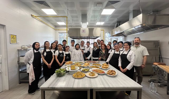 Yabancı Öğrenciler Türk Aşçı Adayları ile Mutfakta