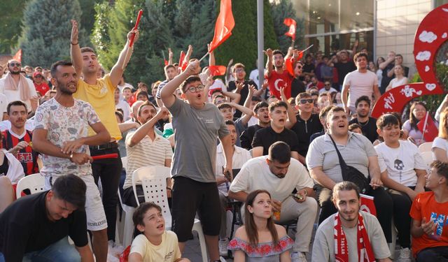 Milli Maç Heyecanı Tepebaşı’nda Yaşandı