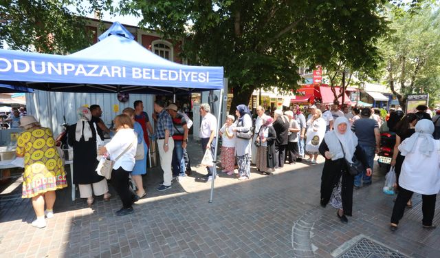 Odunpazarı Vatandaşlara Aşure Dağıttı