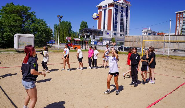 Tepebaşı'nda Plaj Voleybolu Kursu Başladı