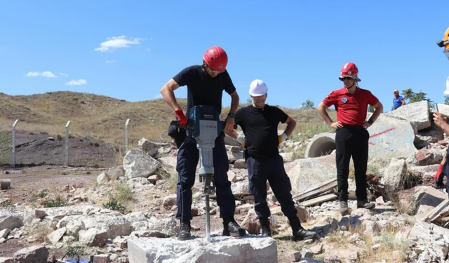 Jandarmaya Depremde Arama Kurtarma Eğitimi