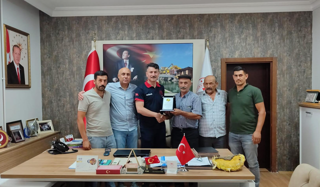 Üreticilerden İl Müdürü Gümüş ve Ekibine Plaket