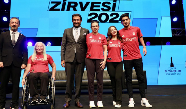 Milli Yüzücü Boyacı İzmir Spor Zirvesi'nde