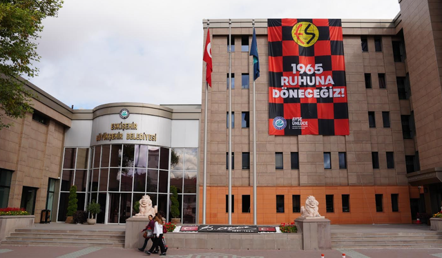 Eskişehir "Es Es" Bayrağının Rengine Büründü