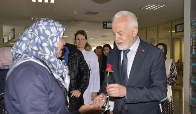 Müdür Bildirici'den 'Hasta Hakları Günü'nde Stantlara Ziyaret