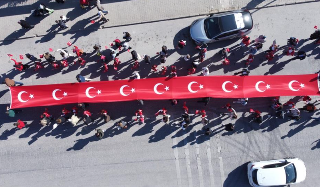 Anaokulu Öğrencileri 101 Metrelik Dev Bayrak Açtı