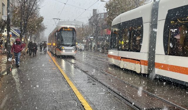 Eskişehir Merkezine Yılın İlk Karı Düştü, Kent Beyaza Büründü