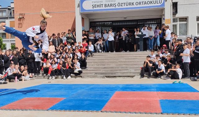 Dünya Şampiyonu Öğretmen 'Uçarak' Ders İşliyor, Öğrenciler Onun Gibi Olmak İstiyor