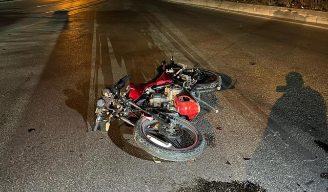 Eskişehir'de Ehliyetsiz Motosikletli Taksiyle Çarpıştı