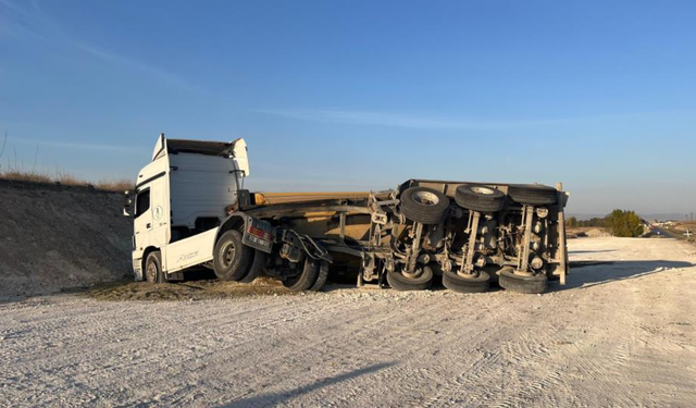 Eskişehir'de Feci Kaza: Araçlara Çarpmamak İçin Tırı Devirdi