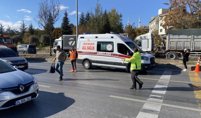 Karşıya Geçmeye Çalışırken Otomobil Çarptı