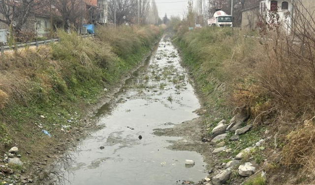 Kanaldaki Suyun Çekilmesiyle Ortaya Çıkan Görüntü Şaşırttı