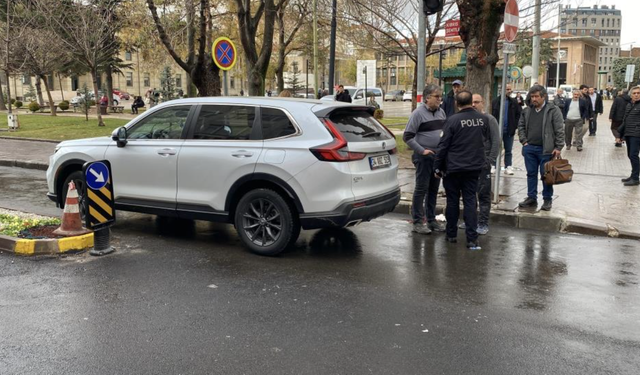 Aracın Aynası Çarpan Adam Yere Yığıldı