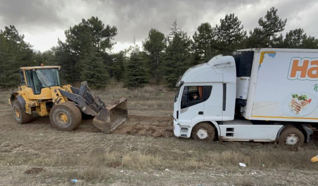 Direksiyon Hakimiyetini Kaybetti: Çamura Saplandı!