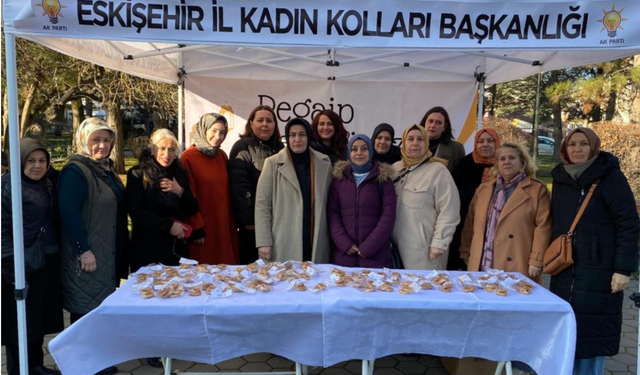 AK Parti Üyeleri Kandil Simidi Dağıttı