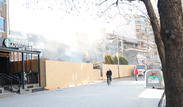 İnşaat Yıkımı, Etrafta Yoğun Toz Bulutu Oluşturdu