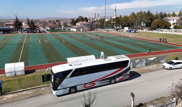 Otobüsün Üzerinden Seslendi: Kadın Futbolunda Eşitsizlik Bitmeli!