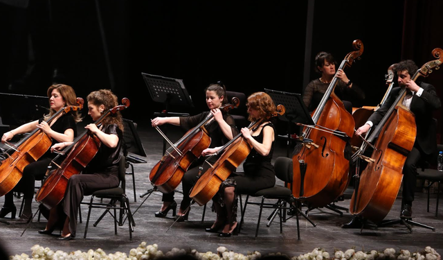 Senfoni Orkestrası Büyüleyici Konser Sergiledi