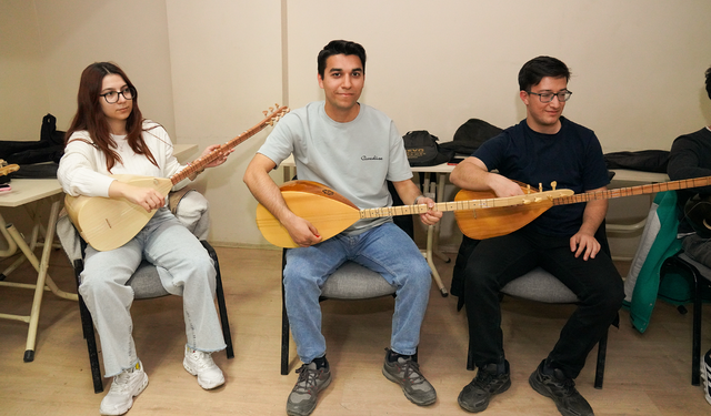 Tepebaşı'nda Bağlama ve Gitar Kursları Sürüyor
