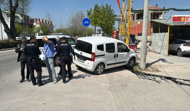 "Dur" İhtarına Uymadı: Direğe Çarptı!
