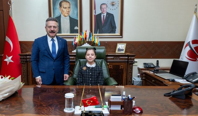 Vali Aksoy Koltuğunu Minik Öğrenciye Devretti