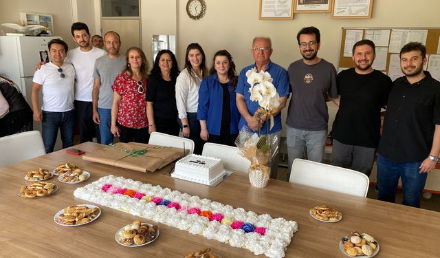 Eskişehir’de Emekli Müdüre 105 Öğrenciden Çiçekli Veda