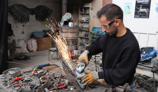 Genç Sanatçı Hurda Malzemelerden Harikalar Yaratıyor!