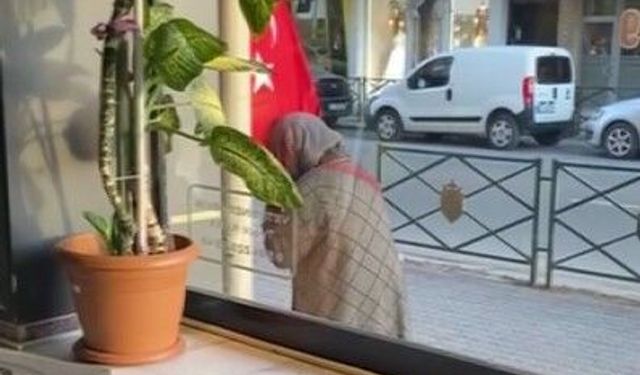 Bayrağı Öpüp Başına Koyan Kadının Görüntüsü Duygulandırdı