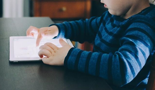 Sosyal Medyada 15 Yaş Altına Yeni Düzenleme!