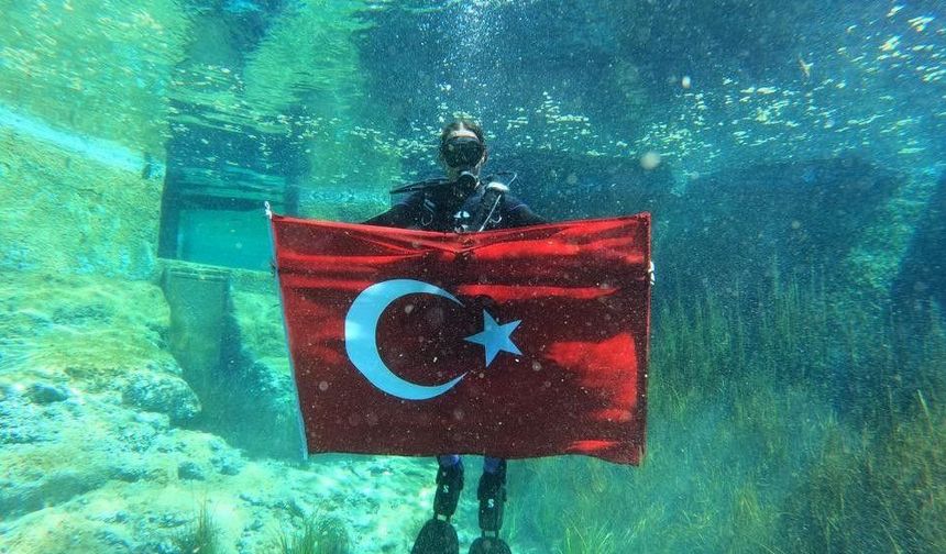 Suyun Altında Açılan Türk Bayrağı Hayran Bıraktı