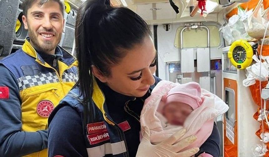 Sağlık Ekipleri Ambulansta Doğum Yaptırdı