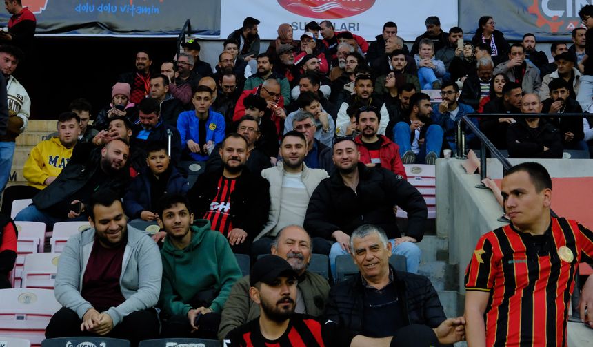 Eskişehirspor Taraftarlarından Anadolu Üniversitesi Spor Kulübüne Destek