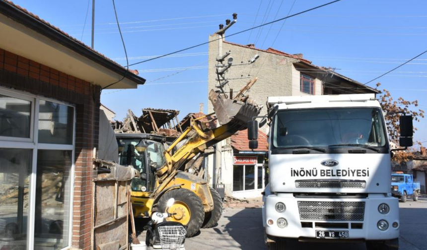 İnönü'de Tehlike Yaratan Metruk Bina Yıkıldı