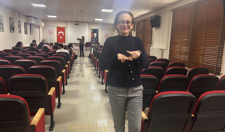 Depremzede Öğretmen İşaret Dili Eğitimi Veriyor