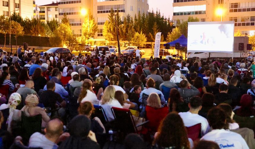 Odunpazarı’nda Sinema Perdesi Gökyüzünün Altında Açıldı