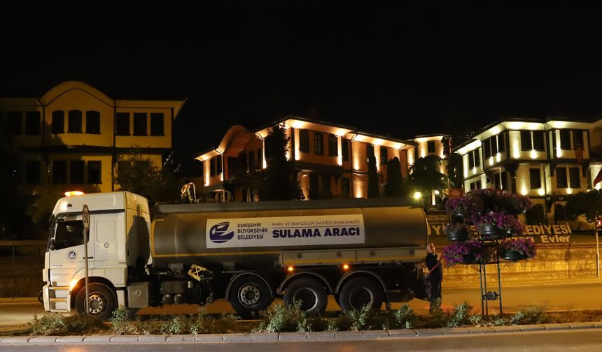 Eskişehir Büyükşehir’den Çiçekler ve Ağaçlar İçin Gece Sulaması!