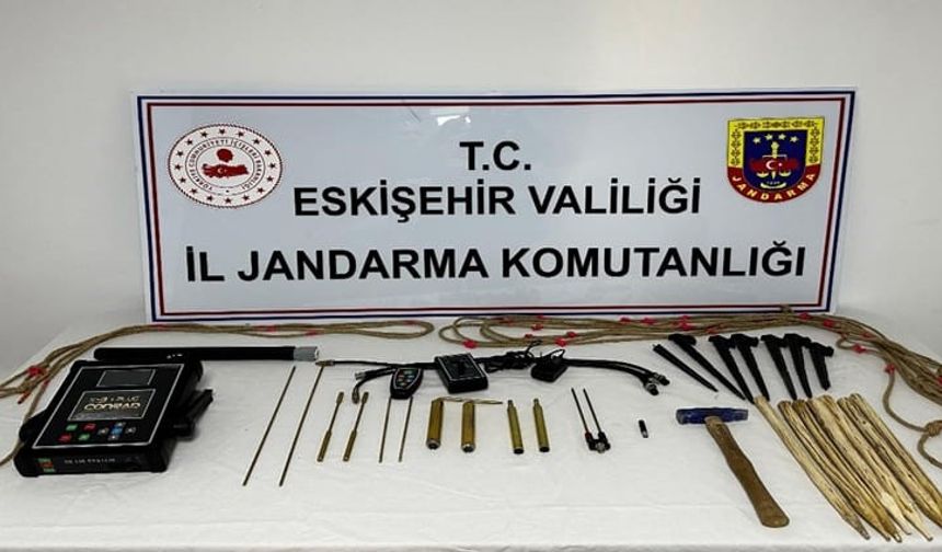Eskişehir'de Jandarma Harekete Geçti: Kaçak Kazı Yapan 5 Şüpheli Yakalandı!