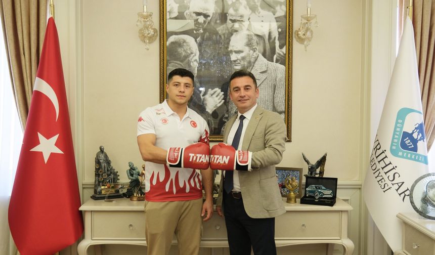 Sivrihisarlı Milli Kick Boksçu Doğan Kılıç'tan Başkan Dökmeci'ye Ziyaret!