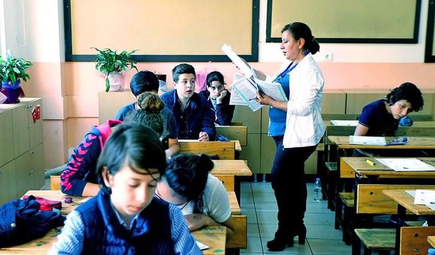 Öğretmenler Sınıfa Yeni Kıyafetle Girecek: Kumaşına Kadar Belirlendi