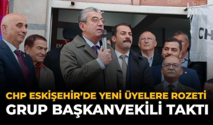 CHP Eskişehir’de Yeni Üyelere Rozeti Grup Başkanvekili Taktı