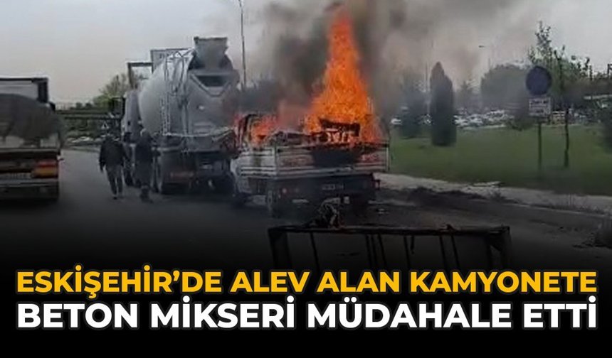 Eskişehir'de Alev Alan Kamyonete Beton Mikseri Müdahale Etti