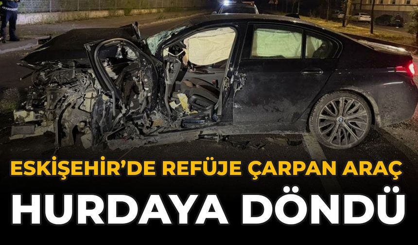 Eskişehir’de Refüje Çarpan Araç Hurdaya Döndü