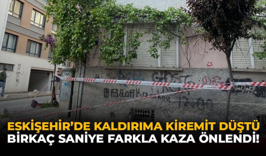 Eskişehir'de Kaldırıma Kiremit Düştü: Birkaç Saniye Farkla Kaza Önlendi