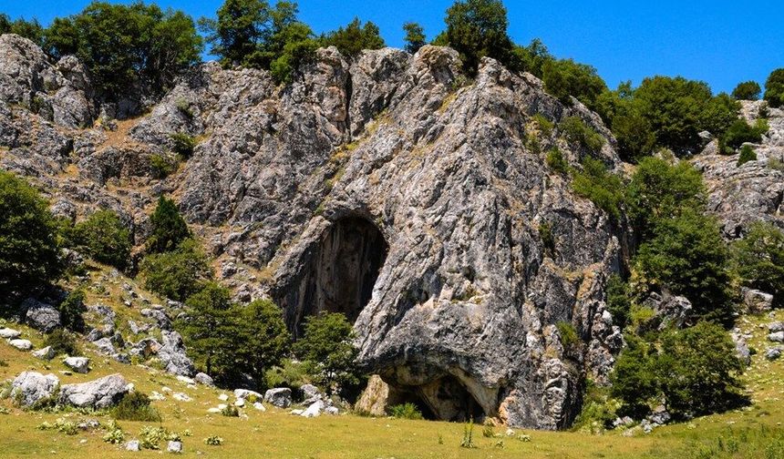 İçinden Dere Akan 462 Metrelik Mağara: İki Şehri Birbirine Bağlıyor