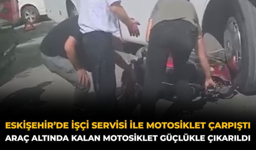 Eskişehir’de İşçi Servisi ile Motosiklet Çarpıştı: Araç Altında Kalan Motosiklet Güçlükle Çıkarıldı