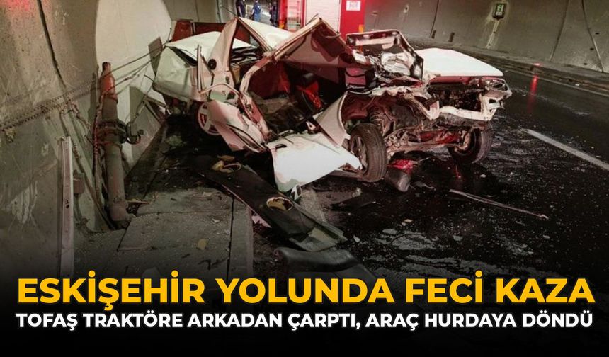 Eskişehir Yolunda Feci Kaza! Tofaş Traktöre Arkadan Çarptı: Araç Hurdaya Döndü