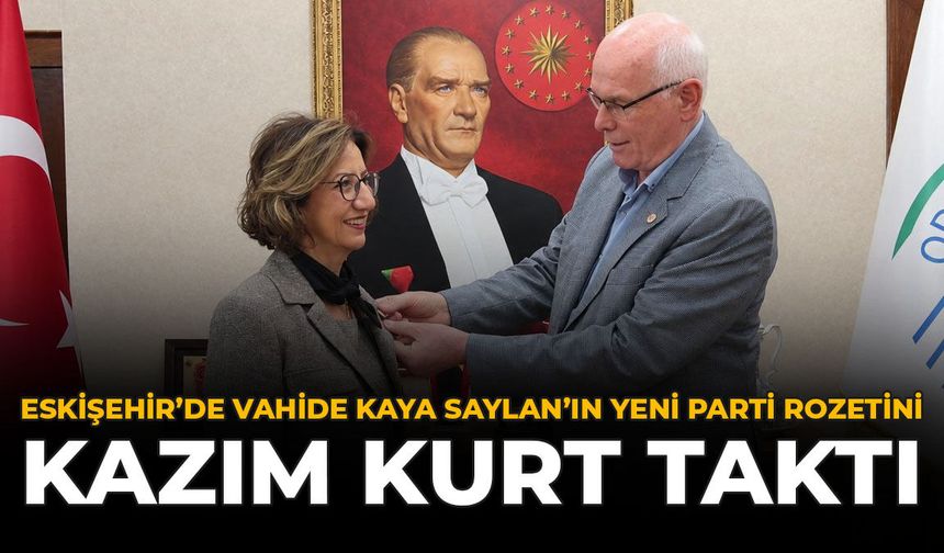 Eskişehir’de Vahide Kaya Saylan’ın YENİ Parti Rozetini Kazım Kurt Taktı