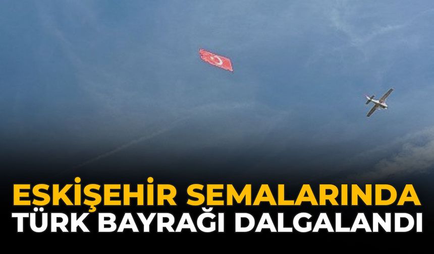 Eskişehir Semalarında Türk Bayrağı Dalgalandı